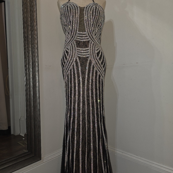 Stunning special occasion sequence gown - Picture 9 of 16